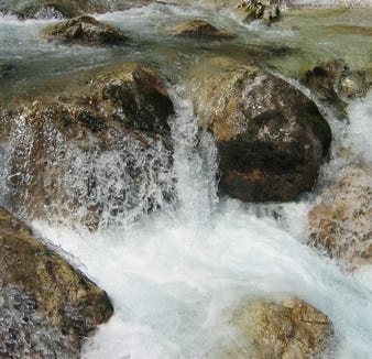 Wasser fliesst über Steine